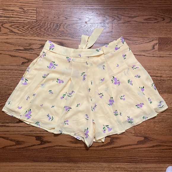 Aritzia Sunday Best Westley Pleated Short Pastel Yellow/Orchid 6 - Picture 8 of 8